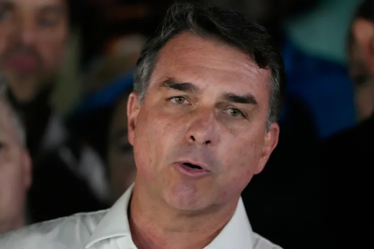 Flávio Bolsonaro flees Brazil through Argentina and is expected to land in Miami